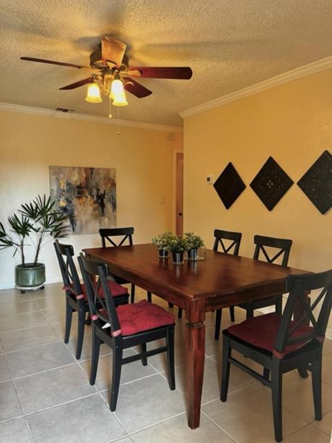 House Close To Downtown, Airport, Raymond James Stadium, And Many More Places タンパ エクステリア 写真